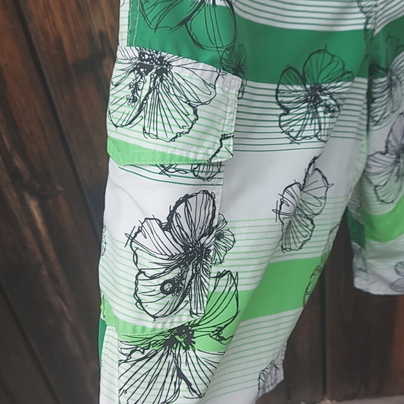 Green Hawaiian swim trunks - Picture 6 of 7